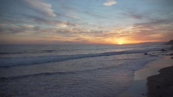 Tranquillo tramonto rosa e arancione a Mesa Beach — Video Stock