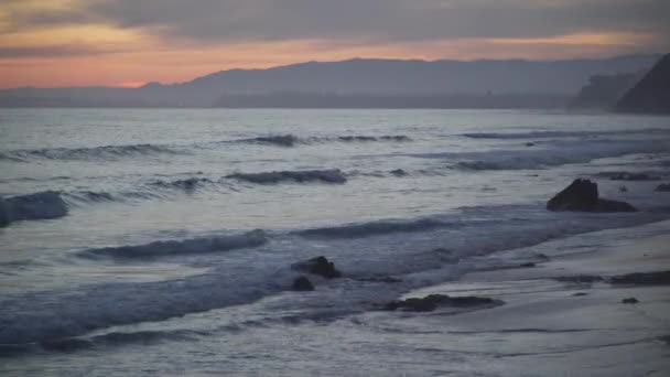 Skály a vlny na krásné pláži Mesa — Stock video