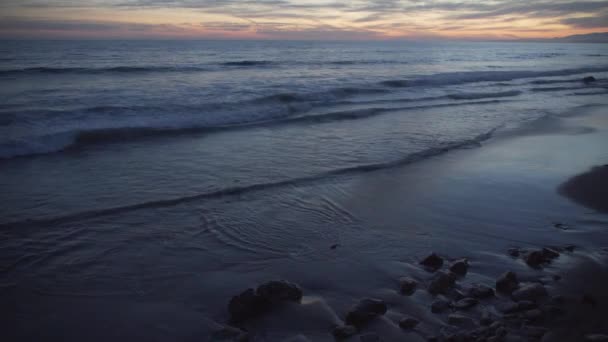 아름 다운 메사 해변에서 저녁 밀 물 — 비디오