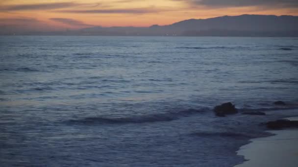 Wellen rollen am schönen Strand von Mesa an — Stockvideo