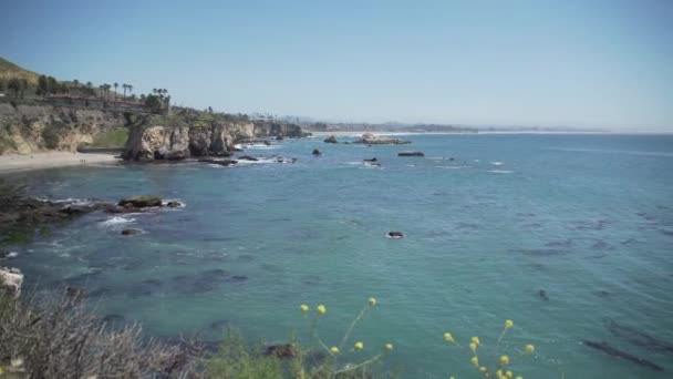 Ευρεία άποψη της τις απόκρημνες ακτές της Pismo Beach, Καλιφόρνια — Αρχείο Βίντεο