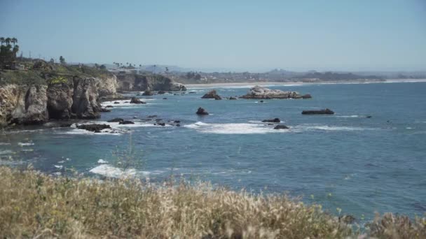 La escarpada costa de Pismo Beach, California — Vídeo de stock