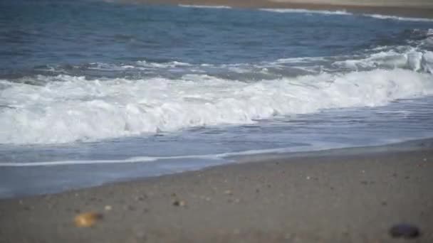 Κύματα πλένουν τα ξηρά στο Spooners Cove Beach — Αρχείο Βίντεο