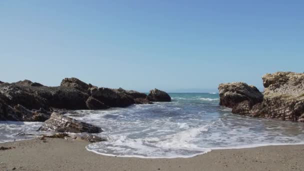 Волны приливают к камере в Spooners Cove Beach — стоковое видео