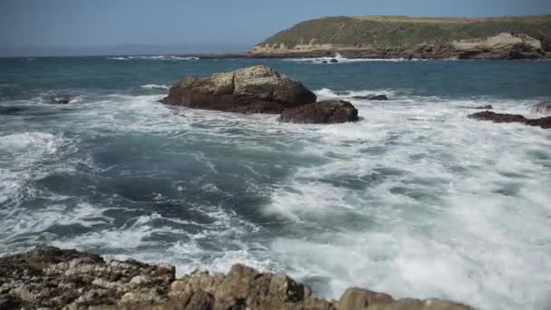 Des vagues s'écrasent sur des rochers près de Spooners Cove — Video