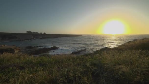 Plan de grue d'un coucher de soleil à Spooners Cove — Video