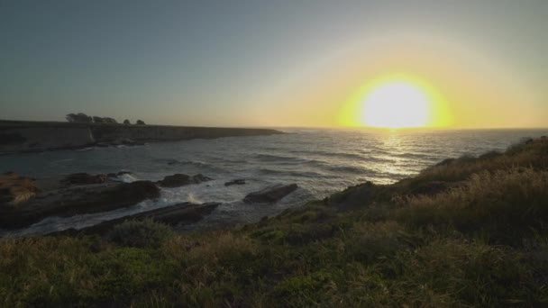 Pravý pan dramatický západ slunce v Spooners Cove — Stock video