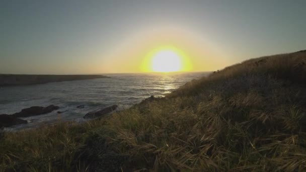 Δραματική γερανό πυροβολισμό ενός ηλιοβασιλέματος στο Spooners Cove — Αρχείο Βίντεο