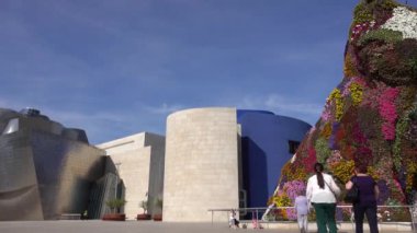 Bilbao Guggenheim vasıl belgili tanımlık köpek yavrusu bir düşük açılı değil pan