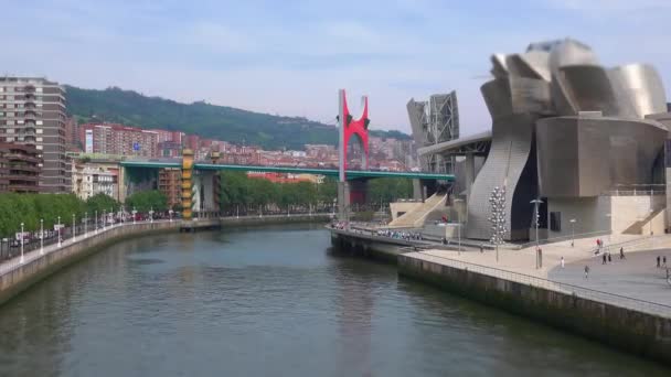 Desplazamiento tilit ancho Timelapse panorámico izquierdo de Bilbao Guggenheim — Vídeos de Stock