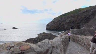 San Juan de Gaztelugatxe için yürümeyi ziyaretçi hazırlamak