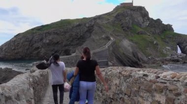 San Juan de Gaztelugatxe için bir grup yürür