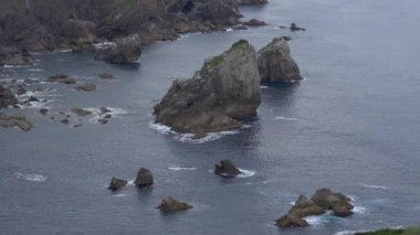 San Juan de Gaztelugatxe yakın engebeli kıyı şeridi