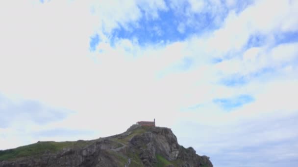 Bajar a los escalones de San Juan de Gaztelugatxe — Vídeo de stock