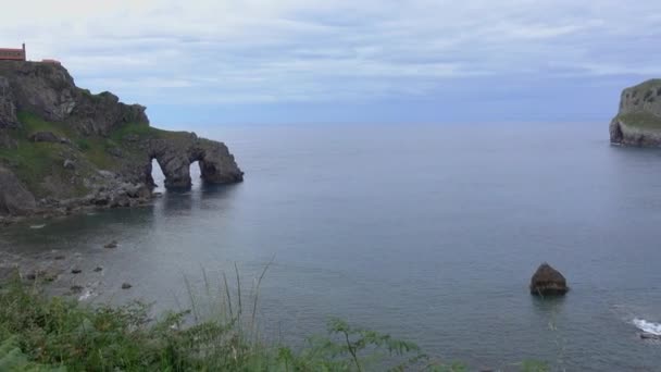 Parte izquierda de la costa en San Juan de Gaztelugatxe — Vídeos de Stock