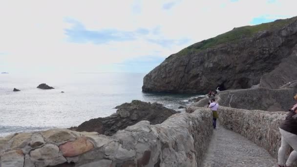 I visitatori si preparano a camminare fino a San Juan de Gaztelugatxe — Video Stock