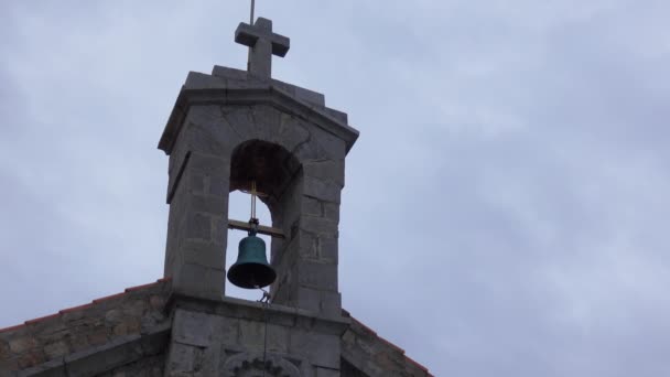 La campana capilla de San Juan de Gaztelugatxe — Vídeo de stock