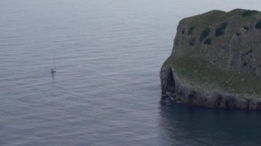 Yelkenli San Juan de Gaztelugatxe yüzen