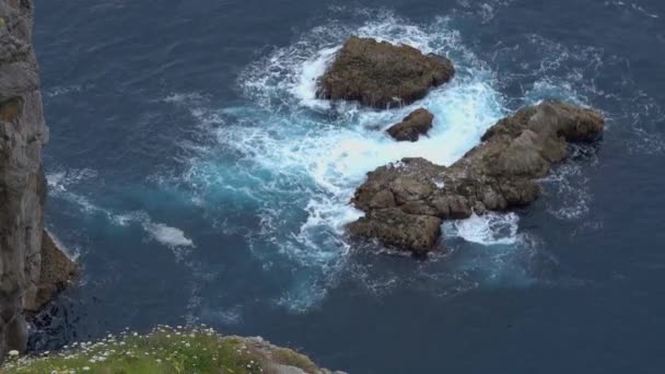 Utsikt över klipporna nedanför San Juan de Gaztelugatxe — Stockvideo