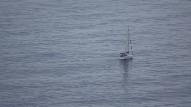在西班牙海岸的一艘帆船 — 图库视频影像