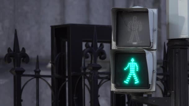 Cross walk switches from walk to don't walk — Stock Video