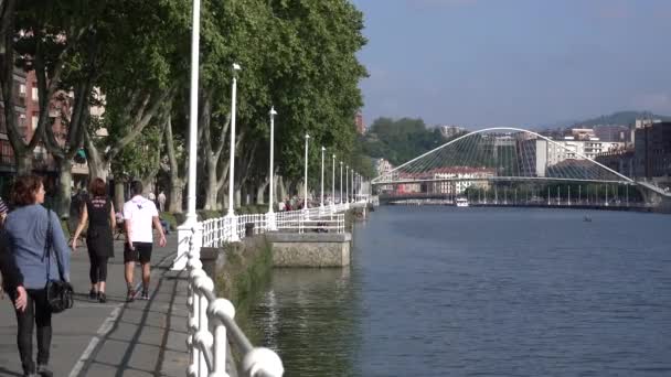 Ludzi, spacery wzdłuż rzeki w Bilbao, Hiszpania — Wideo stockowe
