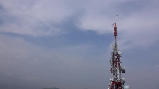 Timelapse van een radiotoren tegen een blauwe hemel — Stockvideo