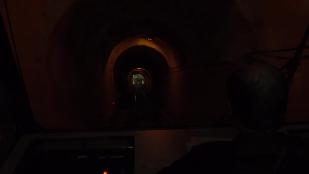 Fungerar drivrutinen en bergbana genom en mörk tunnel — Stockvideo