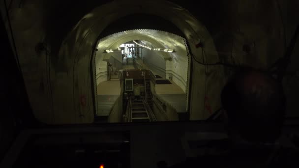 Le chef d'orchestre amène une voiture funiculaire à la gare — Video