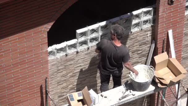 Працівник будівництва Мейсон завершує стіни — стокове відео