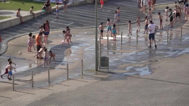 Les enfants apprécient et jouent dans les fontaines près du Guggenheim — Video