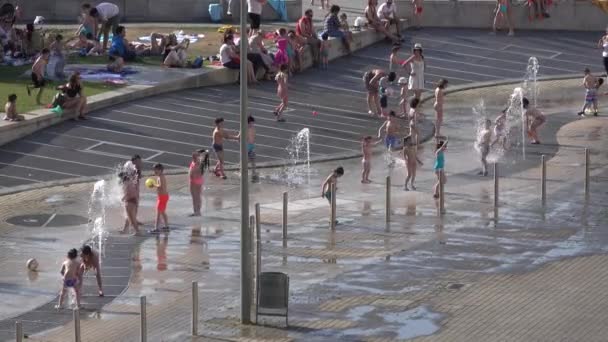 Yound barn leka i fontäner nära Guggenheim — Stockvideo
