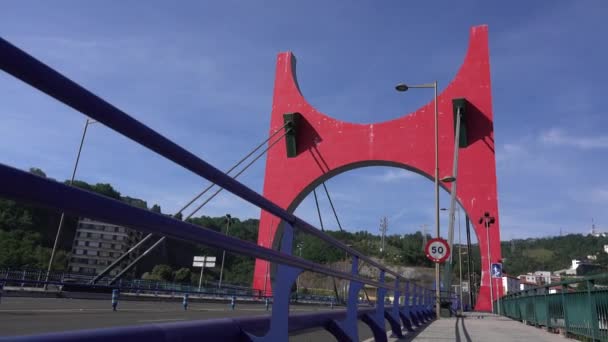 Morgontrafiken på bron La Salve — Stockvideo