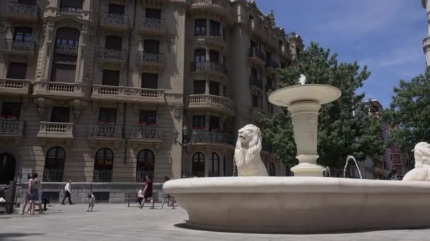 Vista ad angolo basso della fontana del Jado — Video Stock