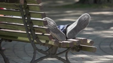 Genel bir parkta uyuyan bir kişi metrelik
