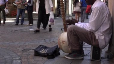 Sokakta müzik Arfican göçmen