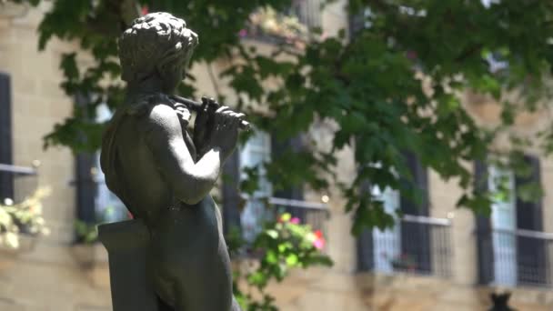 Статуя человека, играющего на флейте — стоковое видео