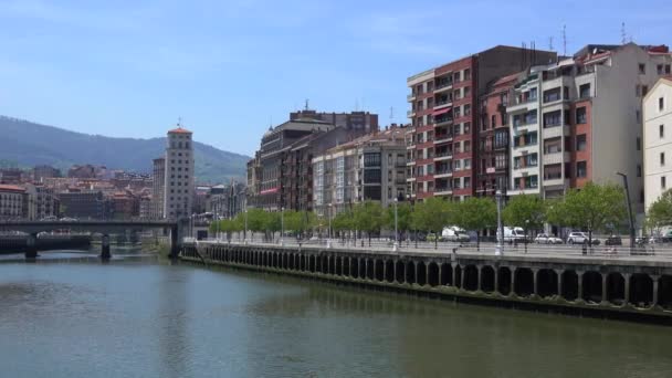 Riverside por la mañana en Bilbao, España — Vídeo de stock