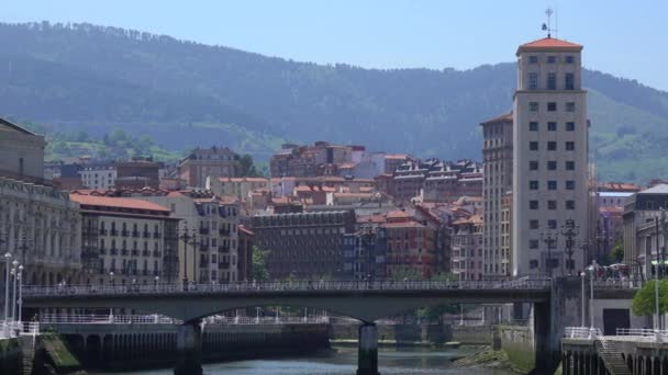 Vista de la ciudad de Bilbao al mediodía — Vídeos de Stock