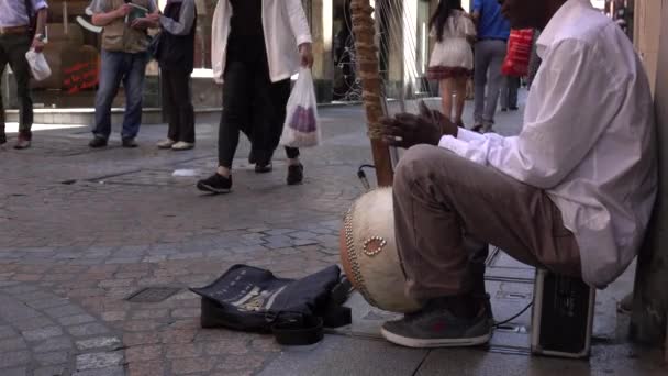 Inmigrante ficticio tocando música en la calle — Vídeos de Stock