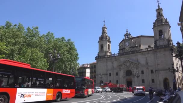 Trânsito na frente da igreja — Vídeo de Stock