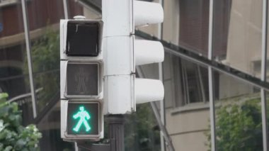 Yaya geçidi geçmek güvenli olduğunu gösterir