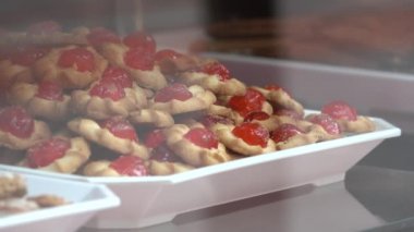 Bir dükkan pencerede lezzetli kurabiyeler