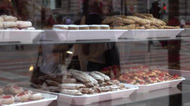Fırın vitrin yoğun bir cadde üzerinde
