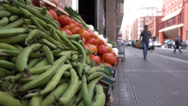 Bönor och tomater till salu i gatumarknad — Stockvideo