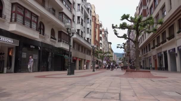 Pan down view of shopping area in Bilbao, Spain — Stock Video
