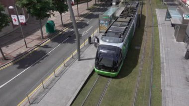 Bilbao tramvay durağı ötede çeker