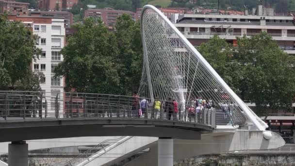 Pohled lidí, kteří vstupují na stávající most — Stock video