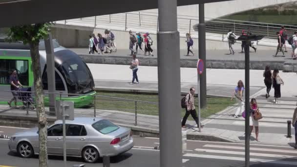 Een weergave van openbare grond transport trein tram Bilbao, Spanje op een zomerdag — Stockvideo