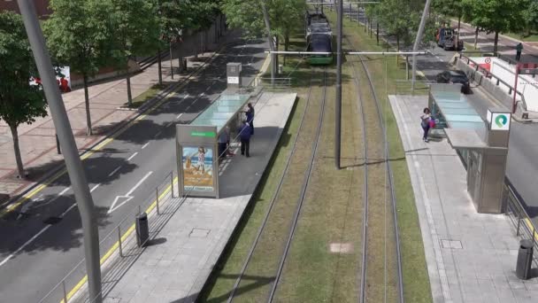 Le tram de Bilbao arrive à l'arrêt — Video